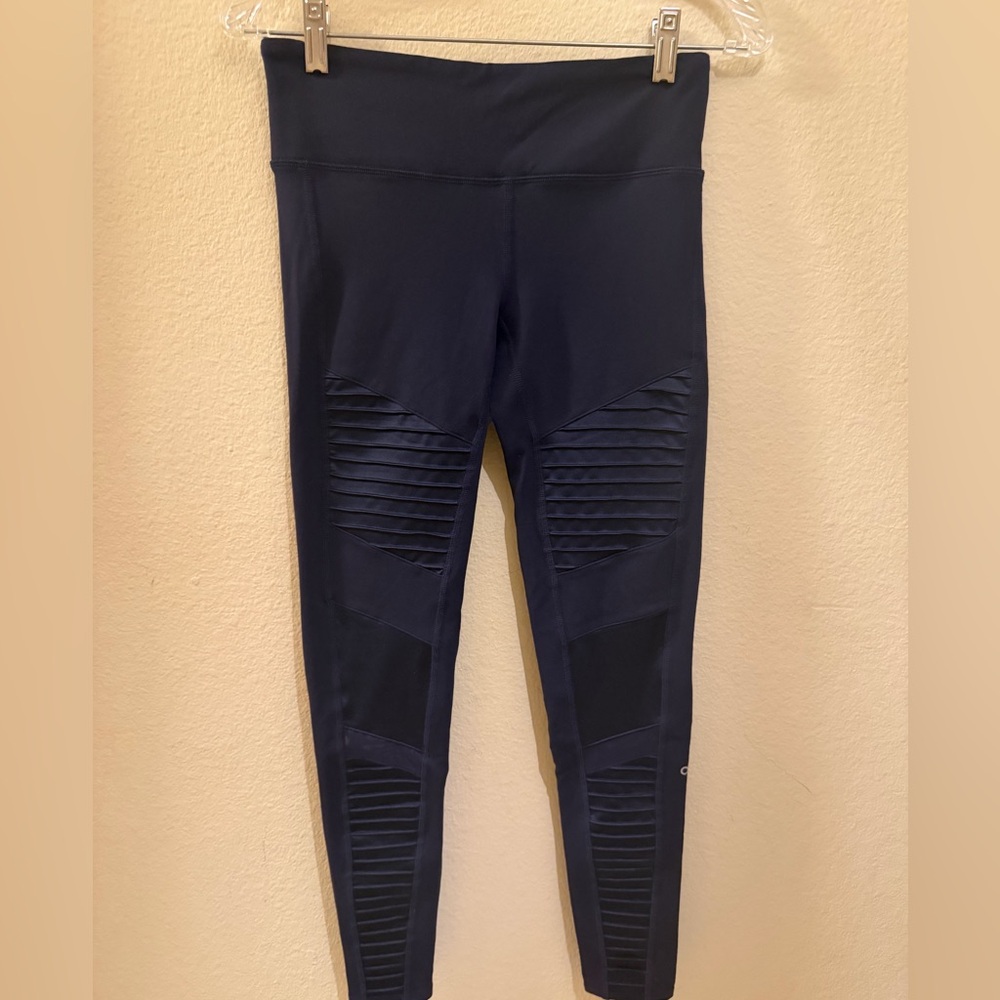 ALO YOGA Moto leggings in Navy Blue Size Small Worn Once in Great Condition. 👖